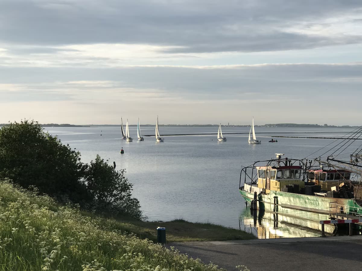 Segelboote auf dem Grevelingenmeer bei Brouwershaven